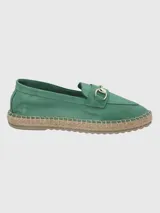 Mocasines color verde con detalle de hebilla dorada y suela de yute.