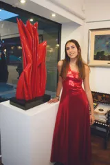 Vestido largo de fiesta color rojo brillante, con escote asimétrico de un solo hombro y breteles finos cruzados en la espalda.