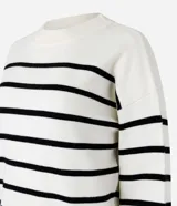 Suéter de punto blanco con rayas horizontales negras, cuello redondo y puños ajustados.