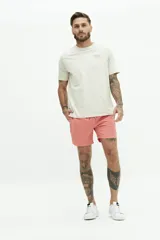 Short de baño liso color salmón, con cintura elástica, cordón ajustable, dos bolsillos laterales y uno trasero.