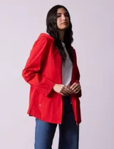 Campera impermeable azul con cierre central, bolsillos delanteros y lazo de ajuste en la cintura. Tiene avíos metálicos plateados y cierre oculto en la espalda para autoguardado.