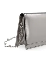 Cartera de mano plateada con textura craquelada y cadena metálica plateada.