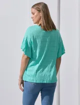 Blusa color verde agua de algodón texturado, marca Ruby Rd. De manga corta con terminación amplia y cuello redondo.