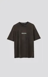 Remera marrón con efecto gastado, de corte oversize, manga corta y cuello redondo. Estampado frontal con la palabra "Magia" en color blanco.