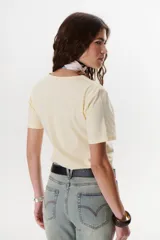 Remera color azul con escote en V y mangas cortas.