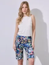 Bermuda en gabardina elastizada, de corte cómodo y estampado color azul.