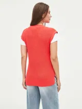 Chaleco de punto color rojo con diseño de trenzas y cuello en V.