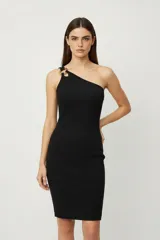 Vestido negro de algodón acanalado, ajustado al cuerpo, con escote asimétrico de un solo hombro y detalle de aro metálico dorado en la unión del tirante.