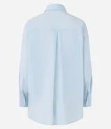 Camisa celeste de voile, corte oversized, con cuello clásico, cierre frontal con botones, mangas largas con puños largos y proceso de producción sostenible.