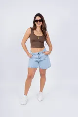 Musculosa corta color marrón con escote redondo.