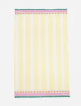 Pareo rectangular de algodón con rayas verticales amarillas y blancas, y detalles decorativos en los extremos con flecos verdes, línea rosa y soles naranjas.