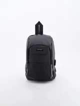 Mochila bandolera de poliéster color gris oscuro y negro, con logo de la marca en el frente, cierre de cremallera y correa ajustable.