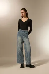 Body negro de poliéster con frunces, cuello en V profundo y manga larga.