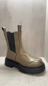 Bota marrón con caña desmontable de tela color beige y suela track.