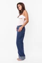 Corset blanco de microtul en el cuerpo y microfibra en el busto, con sustracción debajo del busto y frunce. Tiene ganchos lenceros en la espalda, ballenas con refuerzo en los recortes y terminaciones con elástico.