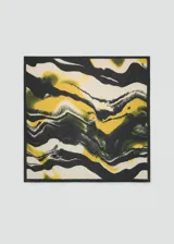 Pañuelo cuadrado con estampado abstracto en tonos negro, amarillo y blanco.