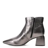 Botas de cuero negras con punta fina y tacón cuadrado. Tienen un cierre lateral y un detalle metálico en la parte superior del talón.