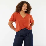 Camiseta color ladrillo de punto calado con escote en V y mangas cortas tipo murciélago.