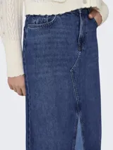 Falda maxi de denim azul con diseño de largo completo, triángulo en contraste, acabado deshilachado en el dobladillo y bolsillos laterales.