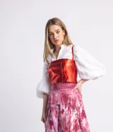 Top de cuero rojo con breteles finos, corte recto y cierre trasero tipo corset.