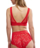 Bralette rojo de encaje con copas triangulares y abertura en el centro del pecho.