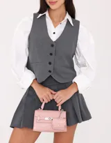 Cartera city color rosa con efecto croco, correa regulable y desmontable, manijas superiores con pouch, solapa con broche con botón para cerrado y hebilla frontal decorativa.