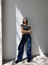 Top negro con lunares blancos, escote off-shoulder y mangas cortas.