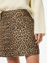 Minifalda animal print con estampado de leopardo, cierre con cremallera, bolsillos delanteros y traseros, cintura alta y trabillas para cinturón.