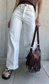 Pantalón jean color natural, de corte recto y pierna ancha.