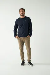 Remera gris de manga larga con cuello redondo y logo bordado en el pecho.