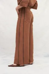 Pantalón de lino azul con corte jeanero, bolsillos plaque en la trasera y cintas laterales a contratono.