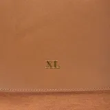 Mochila color habano de material símil cuero (PU) con interior textil rosa viejo. Presenta un asa corta superior, correas traseras regulables y herrajes metálicos dorados. Posee un bolsillo interno con cierre y un bolsillo frontal con solapa y broche metálico.