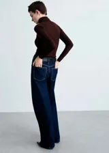 Jersey marrón de punto de canalé con cuello alto, tejido mezcla de lana y corte slim fit.