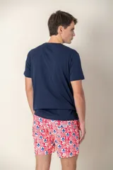 Remera azul con cuello redondo, manga corta, bolsillo en el pecho y logo bordado.