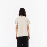 Remera color beige de lino con escote en V y mangas cortas.