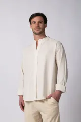 Camisa de lino negra con cuello mao y mangas largas.