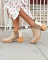 Botas de tacón bajo color beige, con diseño liso y cierre lateral, ideales para un look confortable.