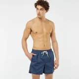 Short de baño azul marino con estampado geométrico, cintura elástica y cordón ajustable.
