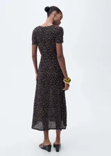 Vestido midi marrón con estampado de lunares blancos, escote en V, mangas cortas abullonadas y corte entallado.