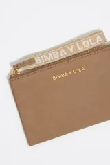 Monedero color beige de nylon con estructura blanda y tirador de cordón. Cierre con cremallera y bolsillo interior doble.