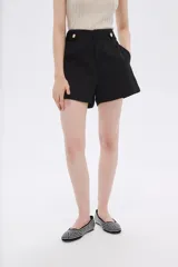 Short blanco de poliéster de tiro alto con bolsillos laterales.