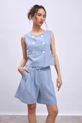 Short celeste de tiro alto con pinzas delanteras y bolsillos laterales.