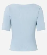 Blusa de punto azul con escote bote y mangas cortas.