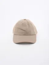 Gorra beige con paneles frontales rígidos y paneles traseros de malla.