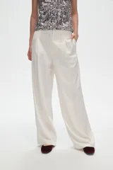 Pantalón de lino y viscosa color blanco, de corte ancho y tiro alto, con pinzas en la cintura.