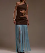 Vestido largo asimétrico color marrón con falda de flecos celestes. Presenta un escote de un solo hombro, aberturas cut-out en la cintura y un detalle de aro con cuentas en el lateral.