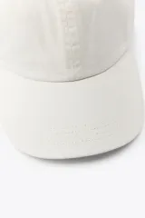 Gorra color crudo de sarga de algodón con efecto lavado.
