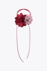 Collar con cordón fino color fucsia y apliques de dos flores de tela, una color borgoña y otra rosa pálido.