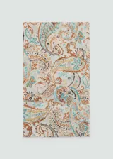 Pañuelo rectangular de tejido mezcla de lino con estampado paisley en tonos celeste, naranja y marrón. Terminaciones deshilachadas.