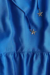 Vestido midi azul con escote cuadrado con cordón ajustable, mangas cortas abullonadas y falda con volantes.